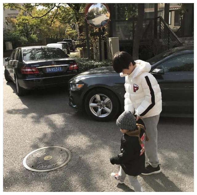 张亮5岁女儿罕见被拍，继承爸爸长腿基因，与哥哥同框超可爱休闲区蓝鸢梦想 - Www.slyday.coM