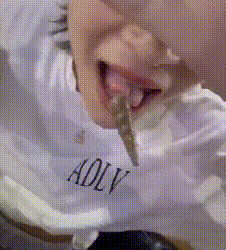 “逛街时女友偷看别人，男友发现后做法太有意思了”哈哈哈休闲区蓝鸢梦想 - Www.slyday.coM