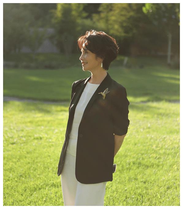 60岁徐俐首晒退休生活照妆容精致气质突出被赞自然老去