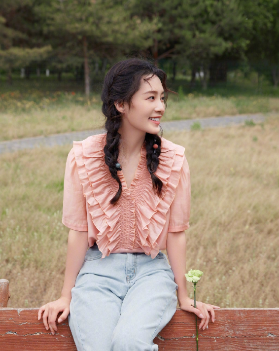 李沁晒少女写真疑回应"变脸风波",行程被扒,粉丝请工作室告黑