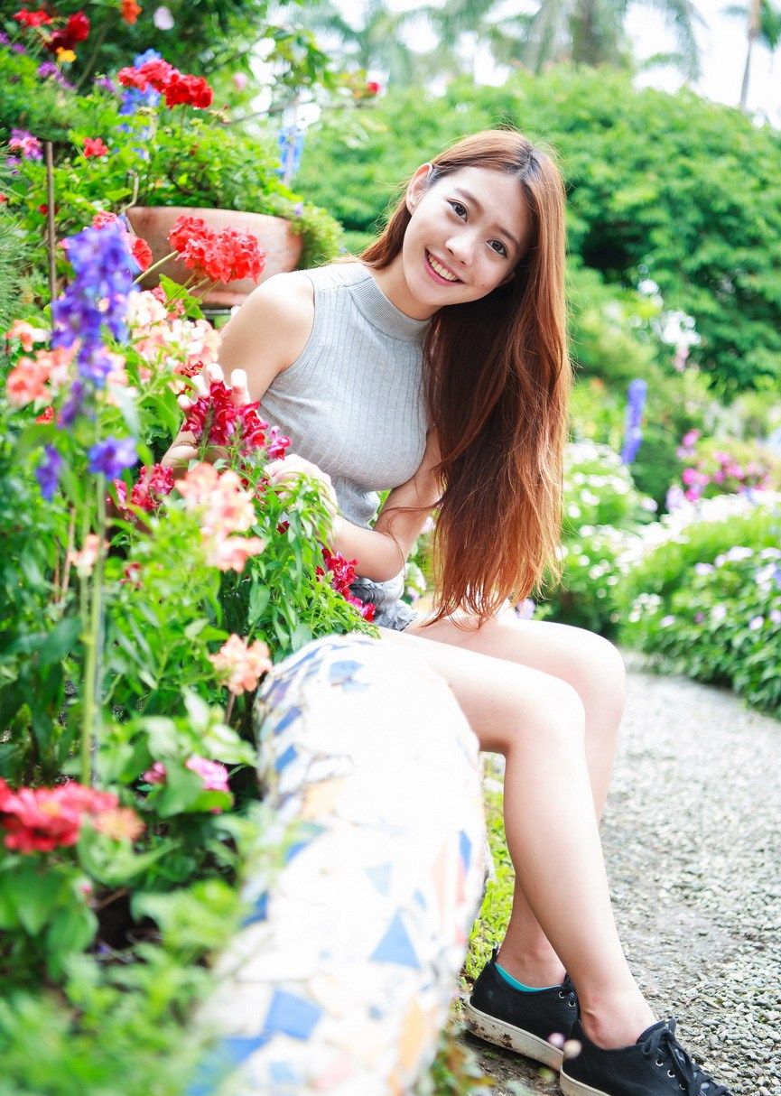 无袖针织衫搭配牛仔短裤,简约有型彰显女人的自然美