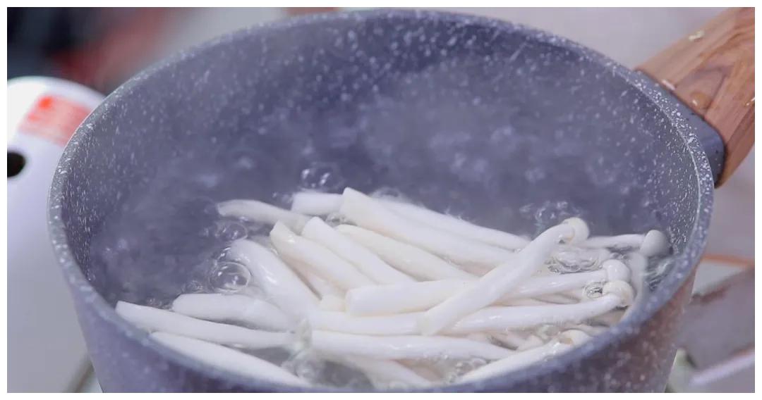 白玉菇放入沸水锅中焯水,然后捞出.