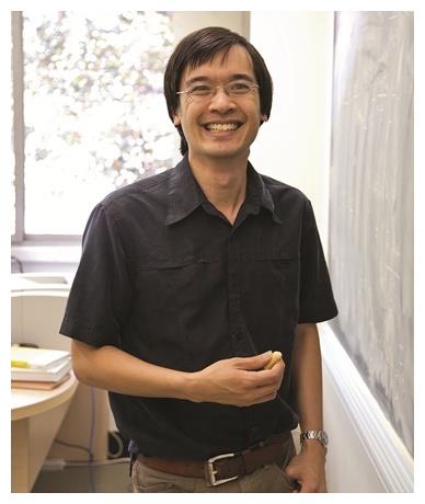 作为一场比赛决赛的面试主考官,参与第二届"丘成桐中学数学奖"的评审