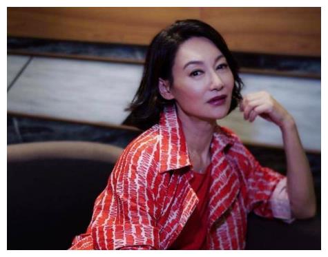 随后,受到导演刘家良的青睐,出演了他的电影《长辈》,惠英红也凭借