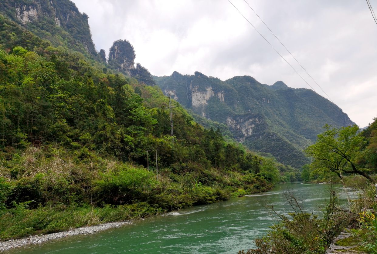 春风又绿小河岸,壶瓶山随拍