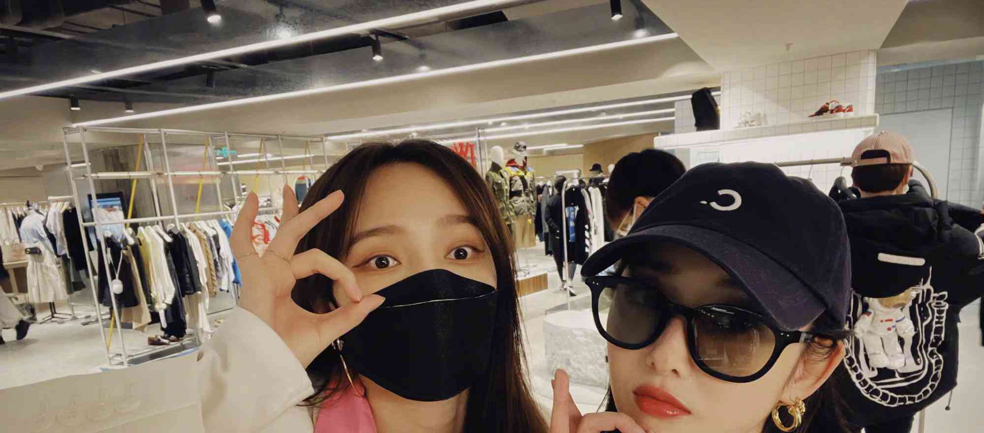 孟佳蒋梦婕同逛商场无人识对镜自拍时尚满满同秀大长腿