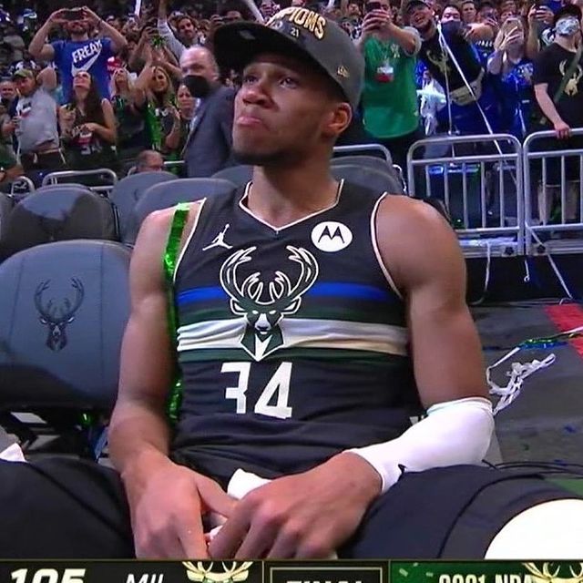 终于夺冠!字母哥独坐板凳激动落泪!紧拥教练队友追上乔丹纪录!