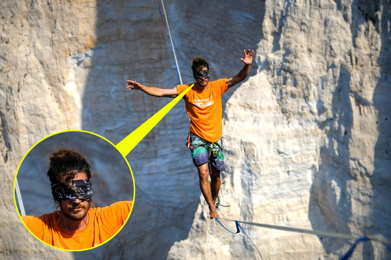 33岁瑞士男子,蒙眼走高空绳索,全程570米仅用45分钟