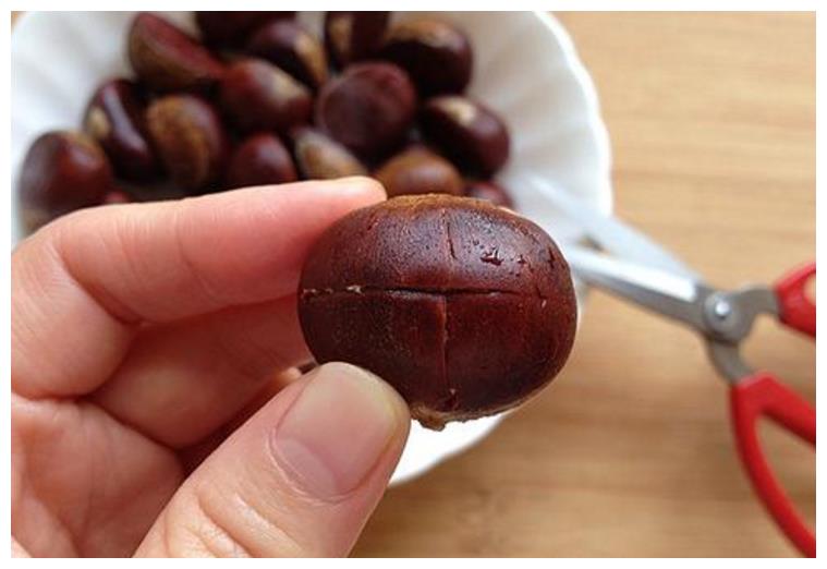 一壶开水一把剪刀轻松去栗子皮做成糖霜栗子又甜又面很巴适