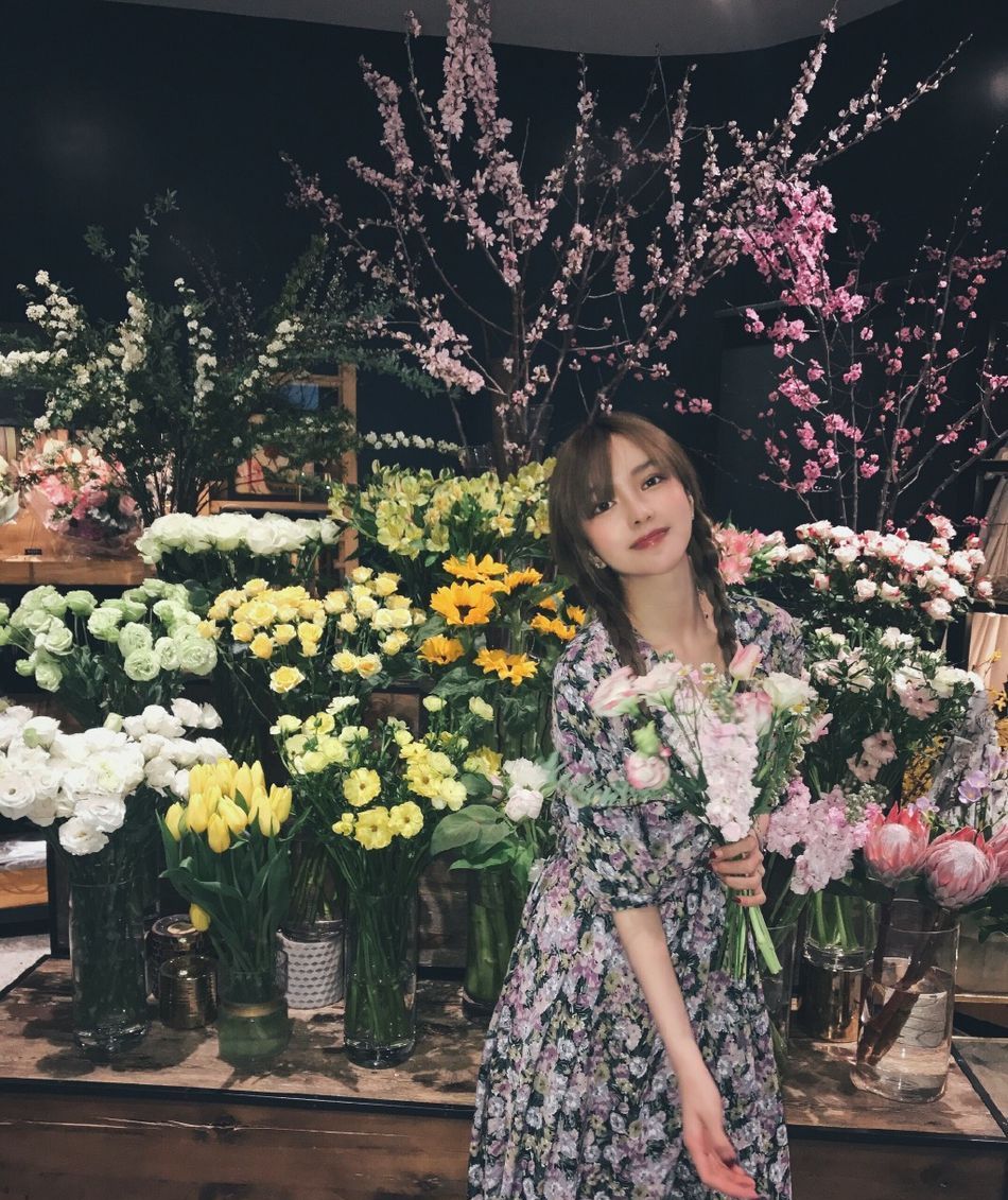 周扬青无视风波晒春日大片,碎花裙麻花辫气质清新又甜美