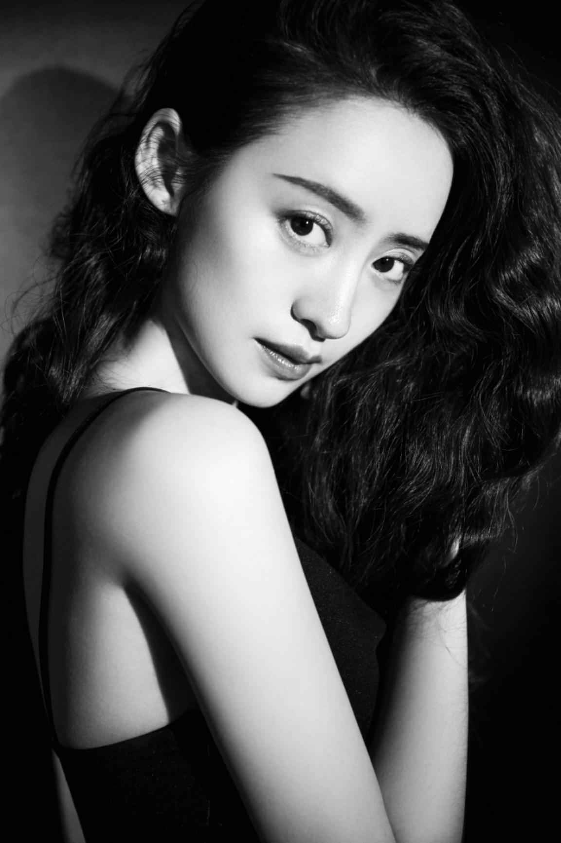 依灵黑白写真曝光 大秀优美曲线|依灵|曲线|白子_新浪新闻