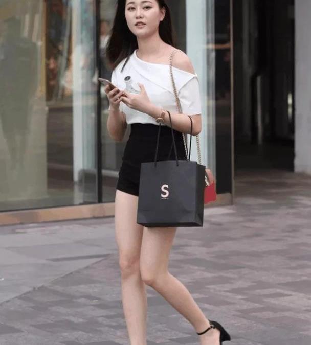 素人街拍 身材高挑颜值高,丰满身姿让路人侧目并陶醉