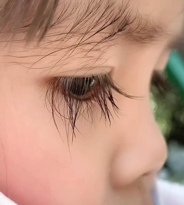 看了女儿的眼睫毛,妈妈吐槽是头发长眼睛上了,网友看后羡慕不已