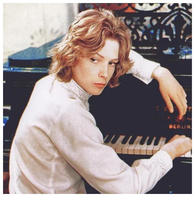 世界第一美少年伯恩安德森因美貌而成名也因美貌而孤独一生