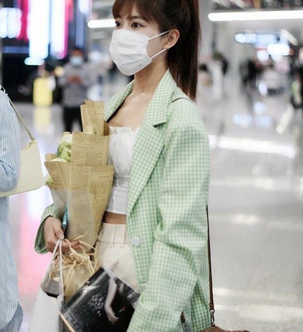 李艺彤街拍薄荷绿西装亚麻布阔腿裤pvc凉鞋清新甜美