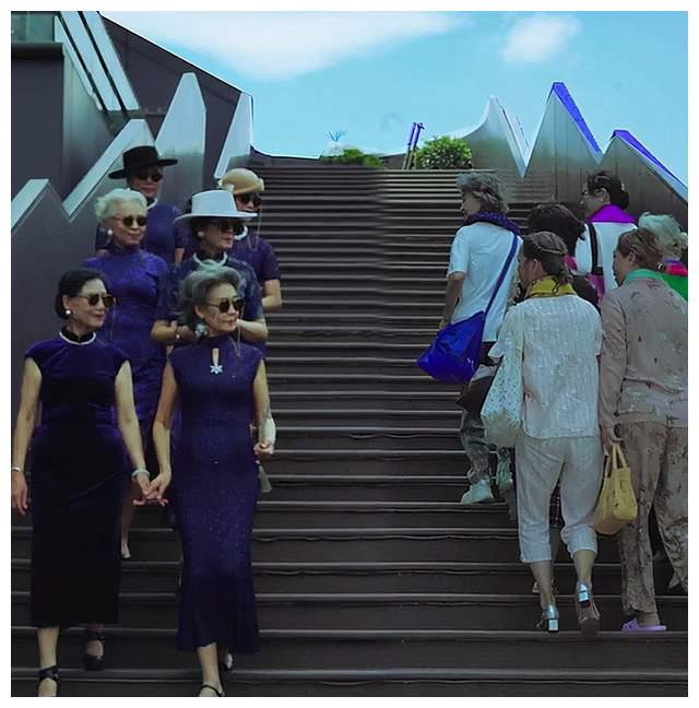 时尚奶奶团真惊艳!穿旗袍戴墨镜美成风景,遛弯大妈的眼神好羡慕