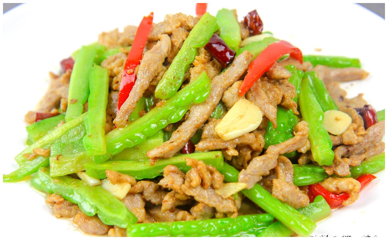 大厨诀窍,这样炒苦瓜肉丝,苦瓜不苦肉丝不柴,色泽翠绿很开胃