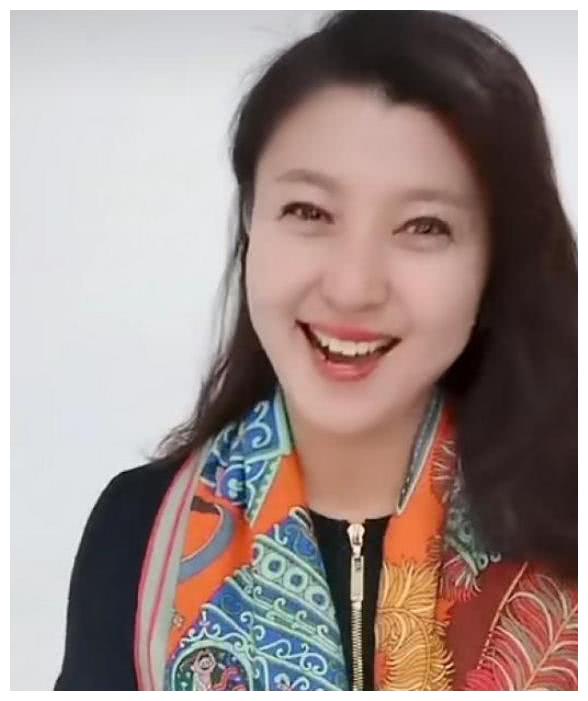 她上过6次春晚,45岁生二胎;13岁入行,20岁当后妈,29岁才爆红