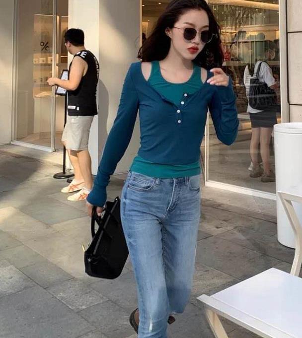 最近流行假两件上衣,清新自然不做作,简单色也可以走在时尚前沿__财经头条