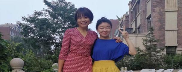 曾春蕾的帅气男友曾是游泳冠军,无名指上戴戒指二人感情甜蜜