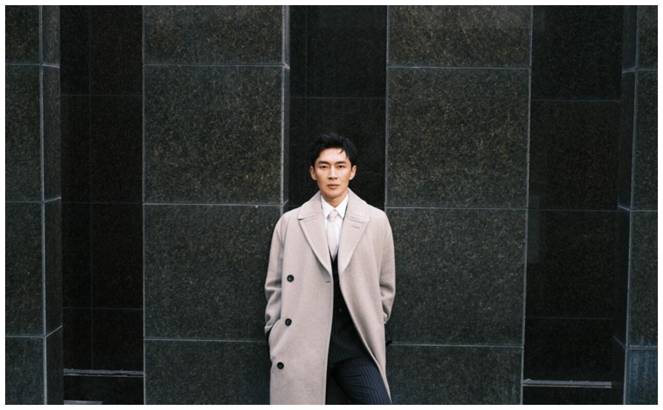 曹磊出席2021国剧盛典现代装展现不一样个人魅力