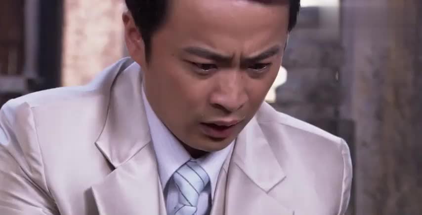 娘心:彩霞抱着孩子坐在路边,不料被人当成乞丐,给了她一枚硬币