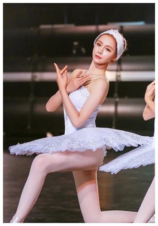 沈梦辰模仿《青你2》选手跳舞,表情控制满分,被指:撞脸蔡卓宜