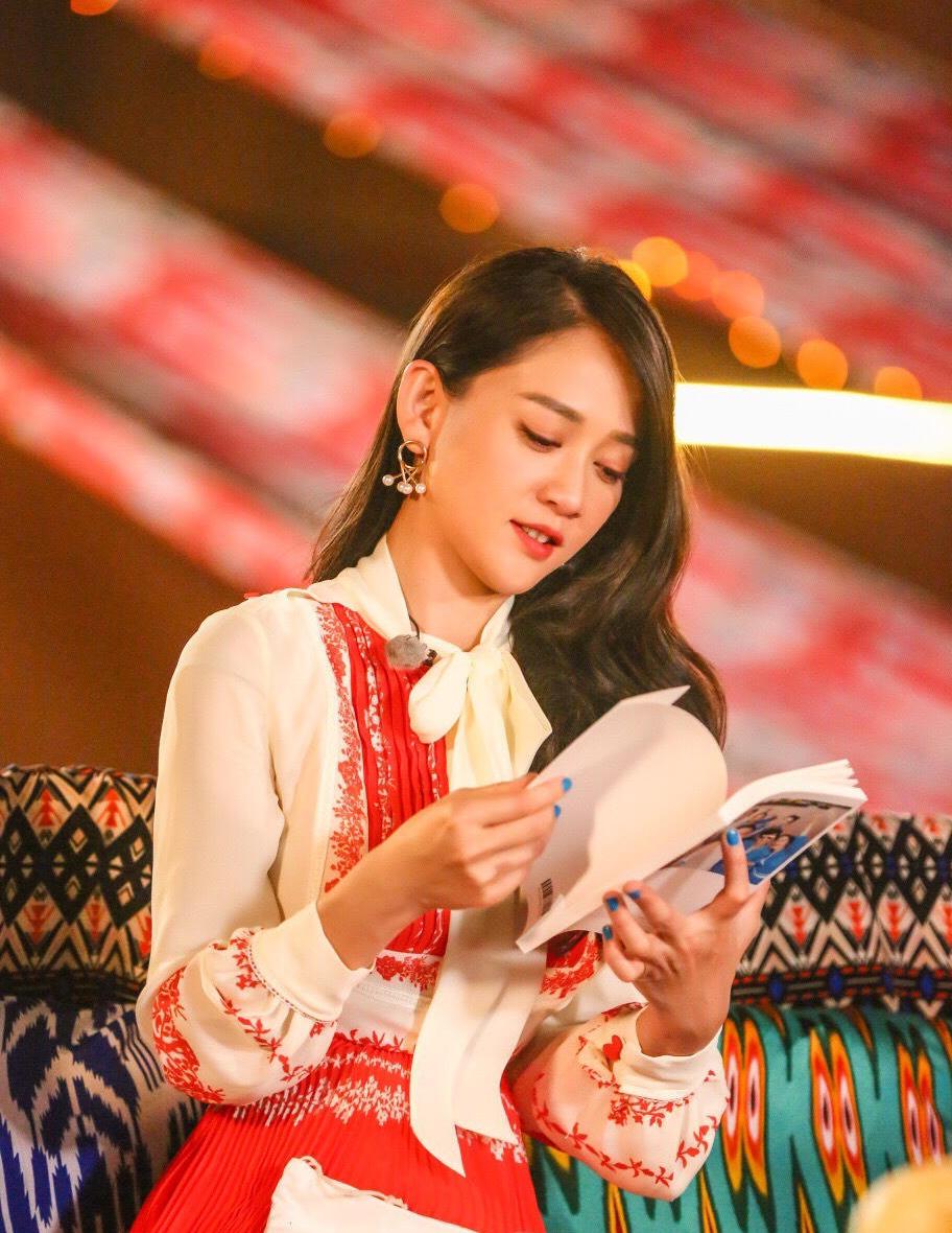 被偶像剧女王“陈乔恩”惊艳了！穿红白拼接色连衣裙，优雅大气