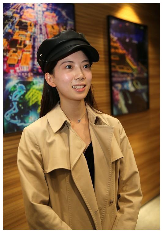 西安"不倒翁小姐姐"冯佳晨素颜亮相 清纯可爱对镜甜笑亲和满满