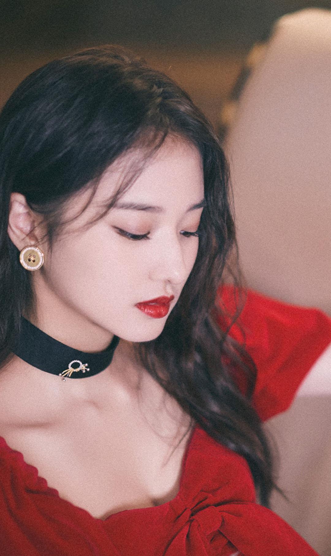 00后女生陈昕葳壁纸,卷发红唇搭配一袭红裙,尽显娇美