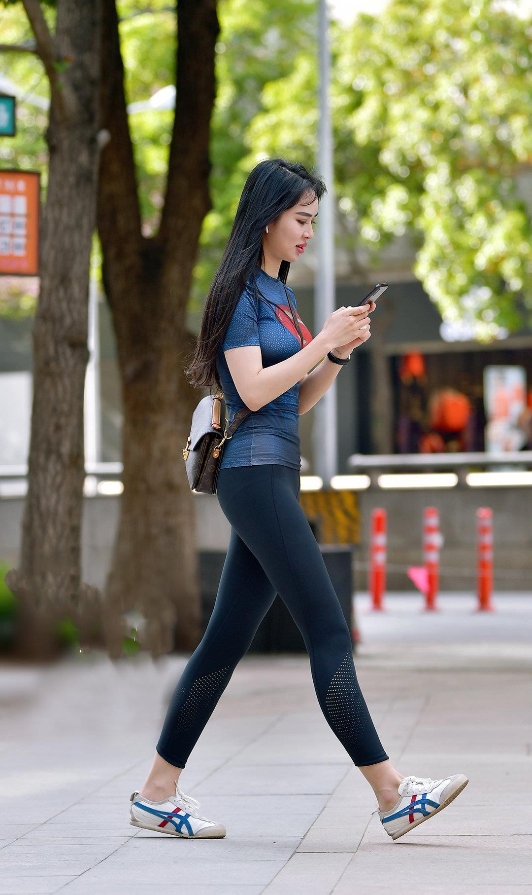 灰色上衣搭配黑色瑜伽裤凸显身高腿长效果