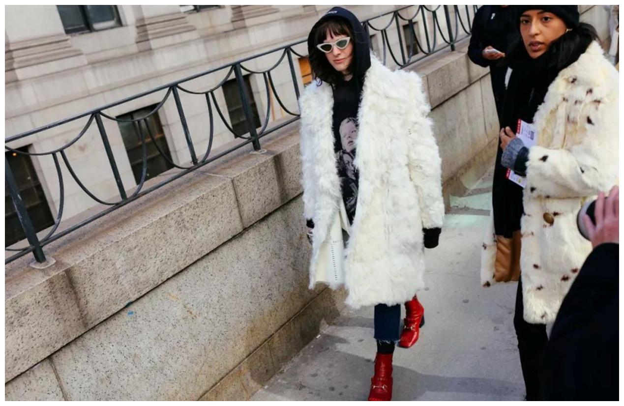 穿皮草外套就变"暴发户"?从这两个要点下手,轻松进阶成时髦精