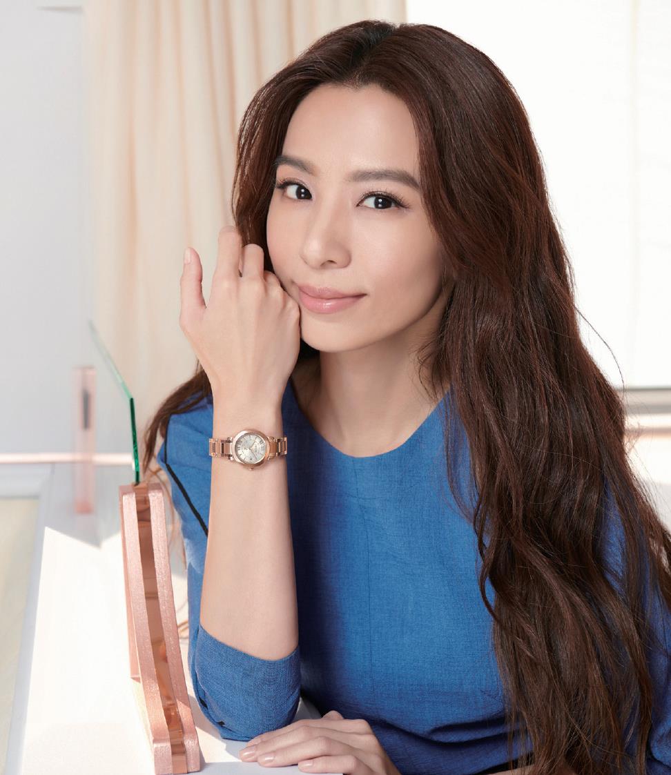 长发及腰的田馥甄太有气质了,穿蓝色收腰裙出镜,知性又优雅