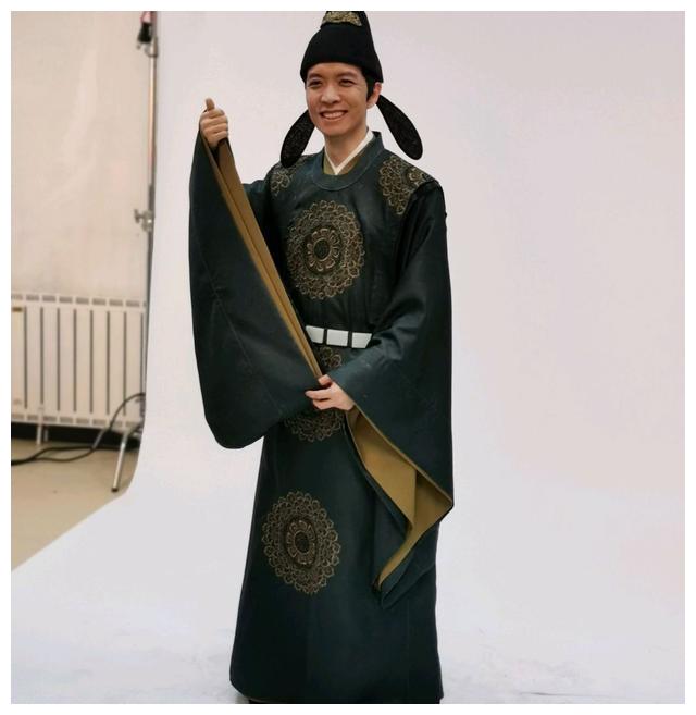 央视主持人朱广权演大唐首富,8个人半个小时才给他戴上隐形眼镜