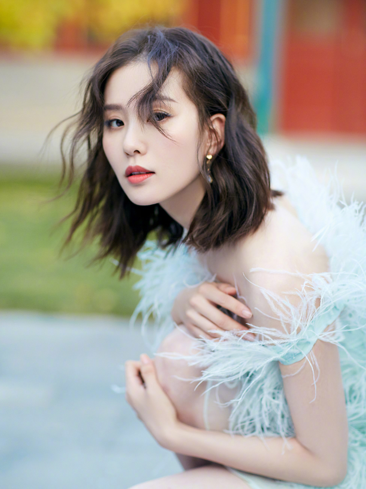 刘诗诗和baby同样搭配羽毛裙谁是最美辣妈