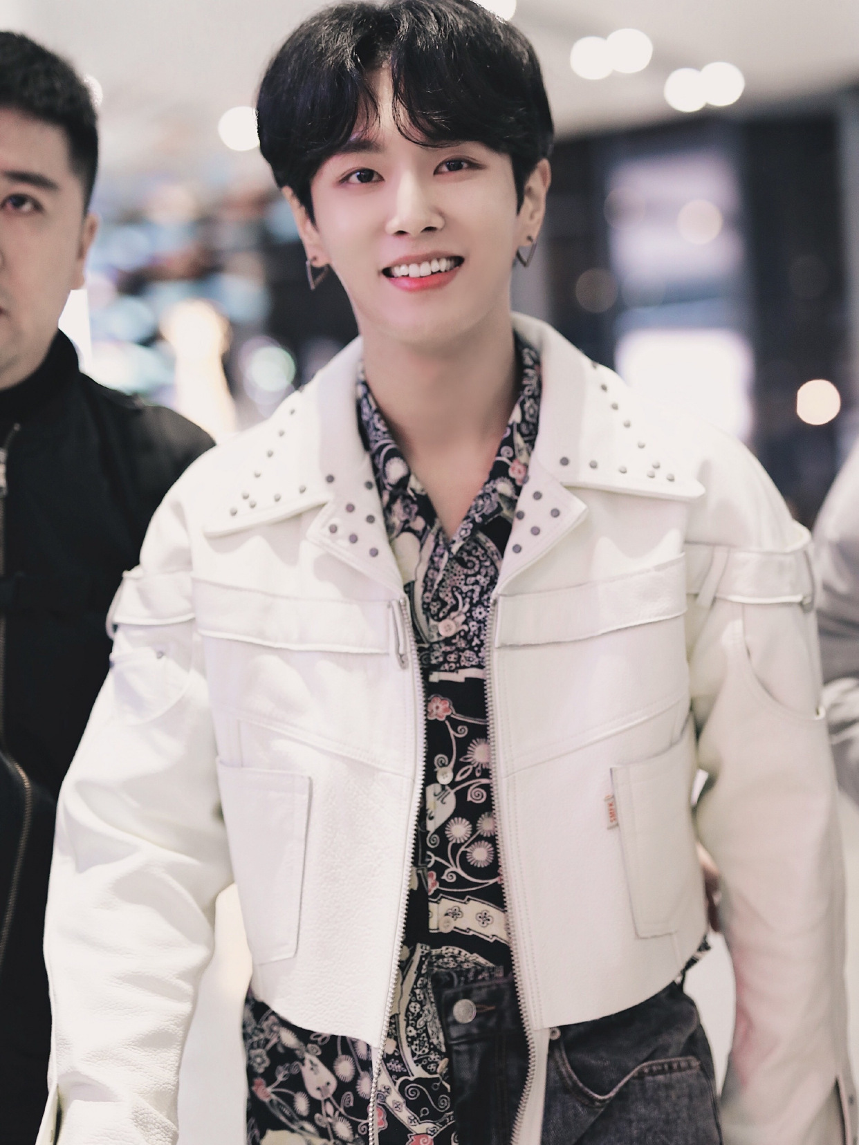 李汶翰穿女装铆钉皮衣搭配印花衬衫意外撞上张天爱