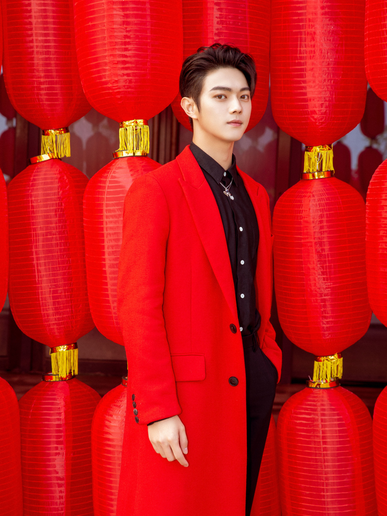 152斤许凯瘦身成功身穿红色大衣109cm腿长就是任性