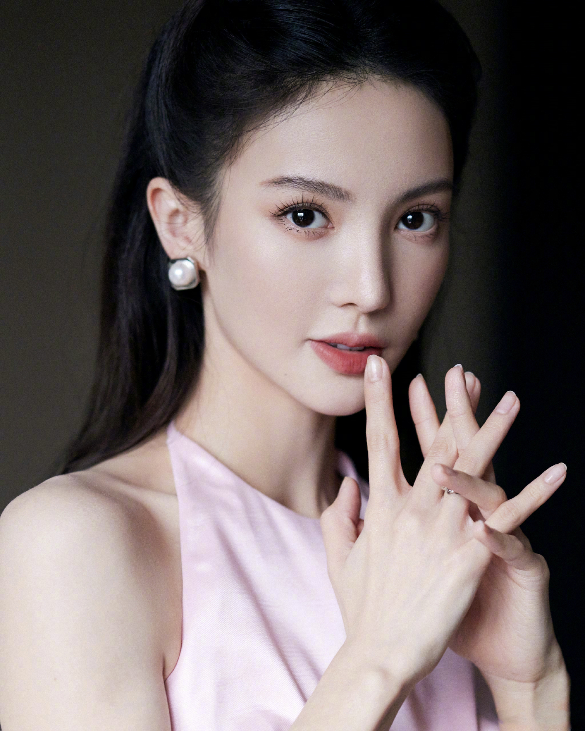 金晨一袭淡粉色长裙出镜,腰间镂空设计,尽显迷人身材曲线_高清图集