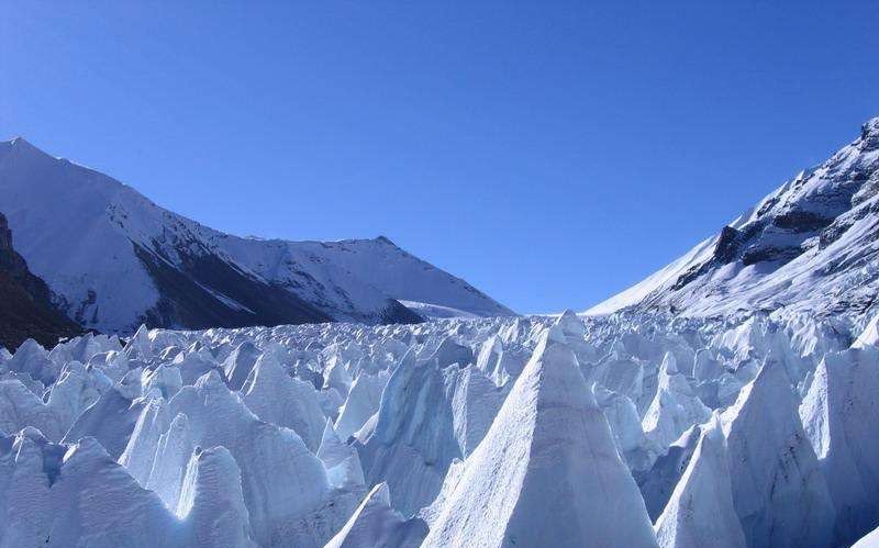 珠穆朗玛峰的冰塔林世上罕见,晶莹剔透,壮观奇美