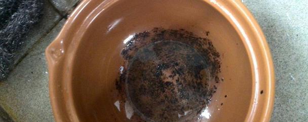 炒菜做饭烧糊了锅厚厚的糊底怎么清洗先来点醋水煮一煮