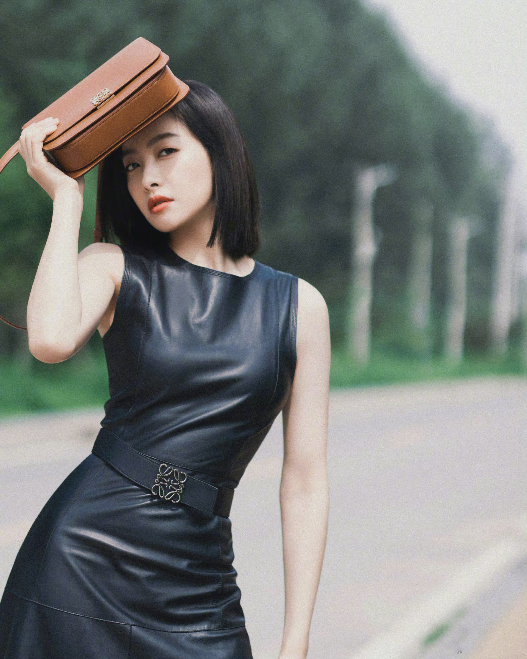 宋茜身穿一袭黑色无袖皮衣,搭配运动鞋个性出挑