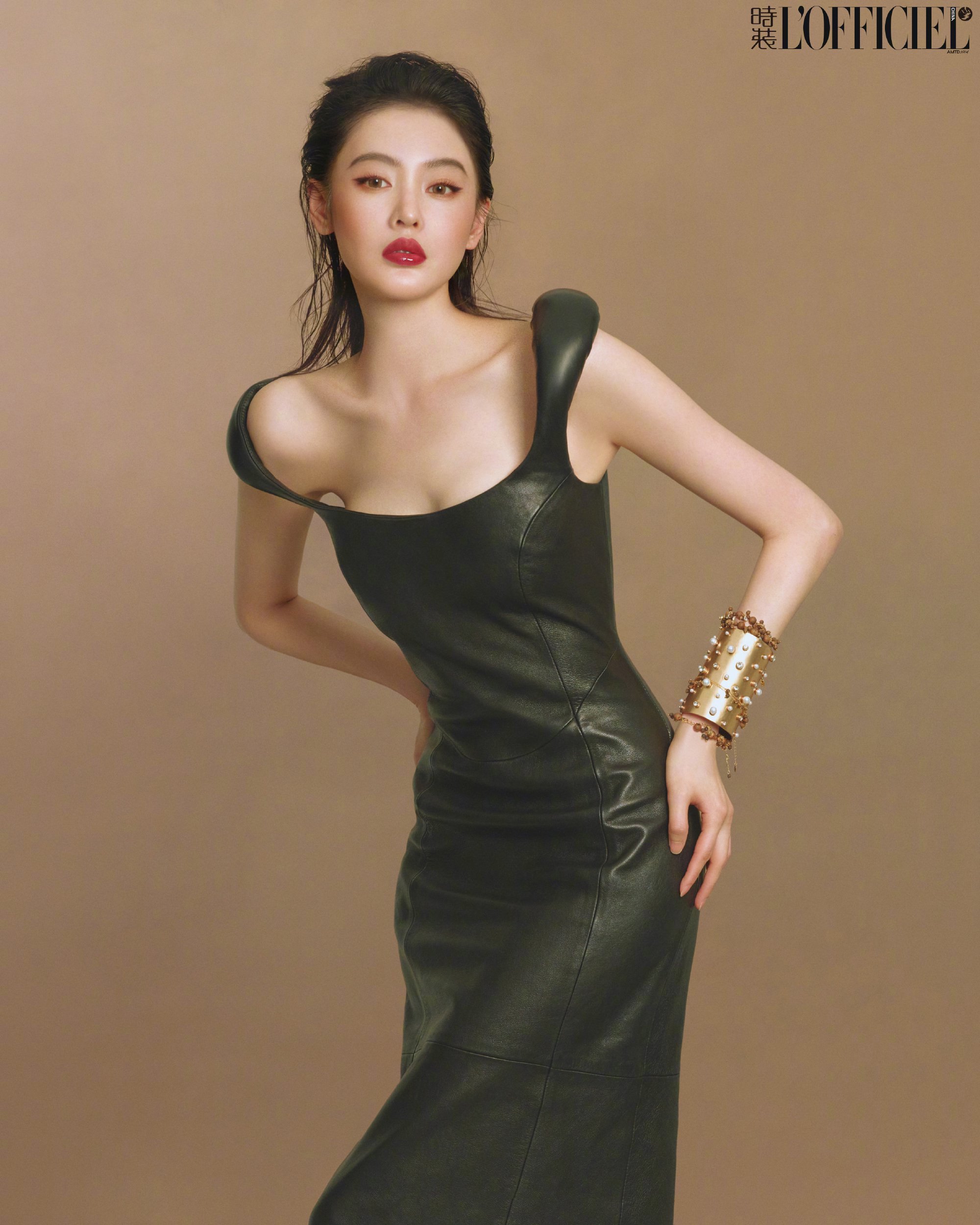 张天爱登上《时装》二月刊封面，在光影定格中诠释“飒野惊鸿”