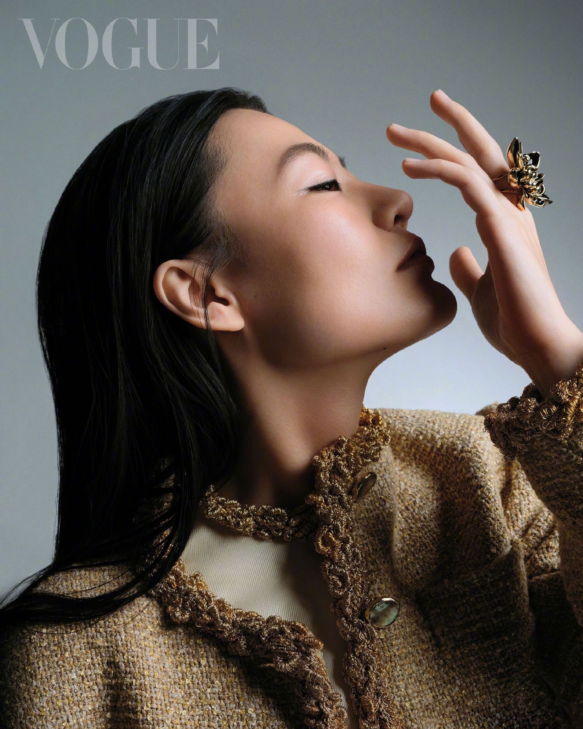 中国台湾版 VOGUE 三月刊，演员曾靖身着 CHANEL 亮相封面