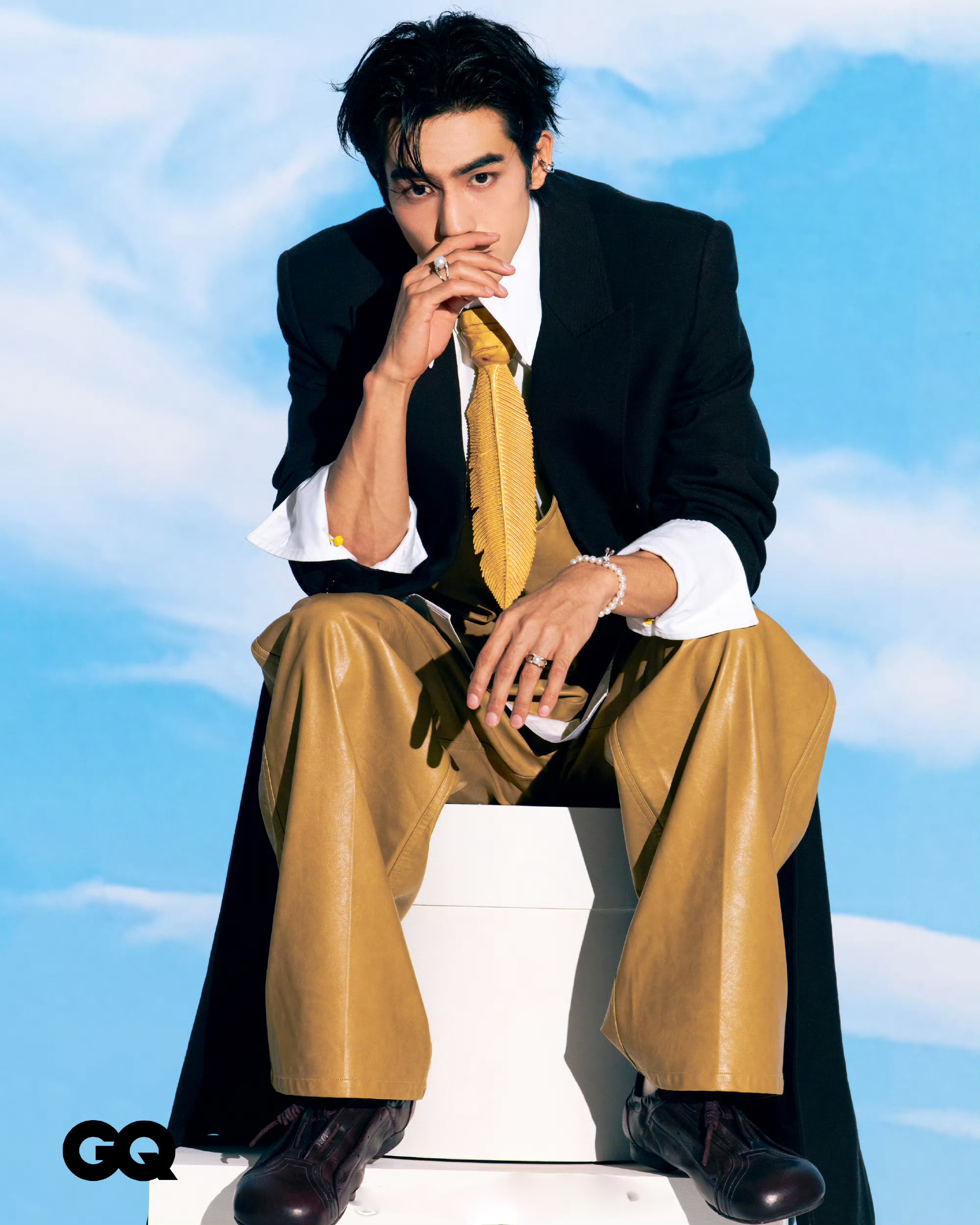 宋威龙佩戴珍珠珠宝及高级珠宝登上GQ HONGKONG 五月刊封面