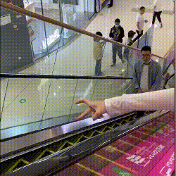 “逛街时女友偷看别人，男友发现后做法太有意思了”哈哈哈休闲区蓝鸢梦想 - Www.slyday.coM