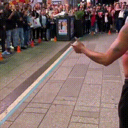 “逛街时女友偷看别人，男友发现后做法太有意思了”哈哈哈休闲区蓝鸢梦想 - Www.slyday.coM