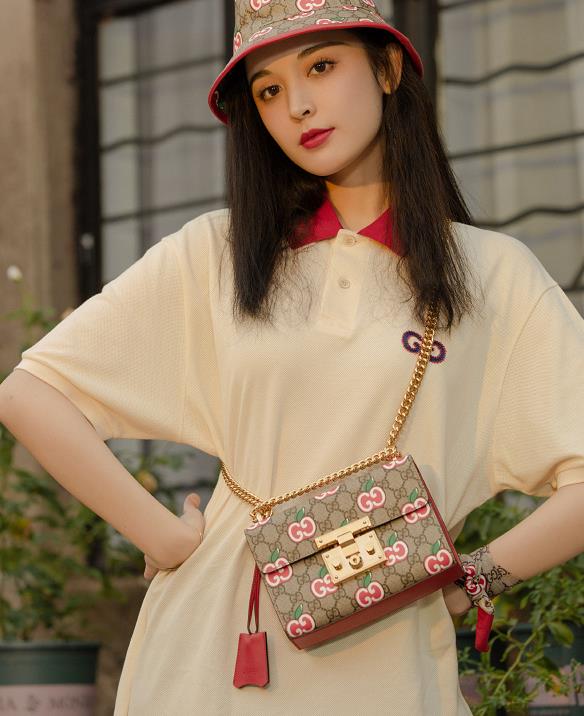 娜扎穿"无痕裤"走红网络,看她秀出的腿,难怪当年张翰会爱上她