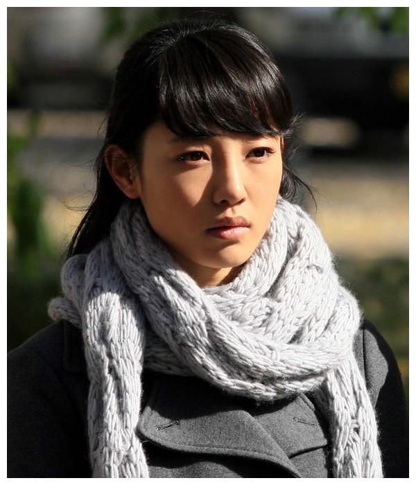 白百何出道前照片曝光穿露脐装和帅哥拥抱网友早有迹象