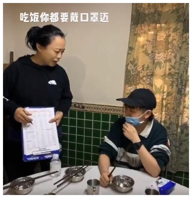 歌后黄绮珊近况罕曝光！52岁转行做服务员？面色黄如土被嘲似大妈(组图)
