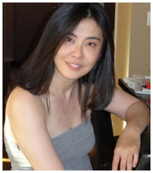 而回归到现实当中,陈凯师的模样是很精致高冷,丝毫让人联想不到她就是